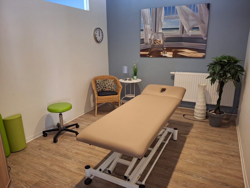Behandlungsraum mit moderner Therapieliege