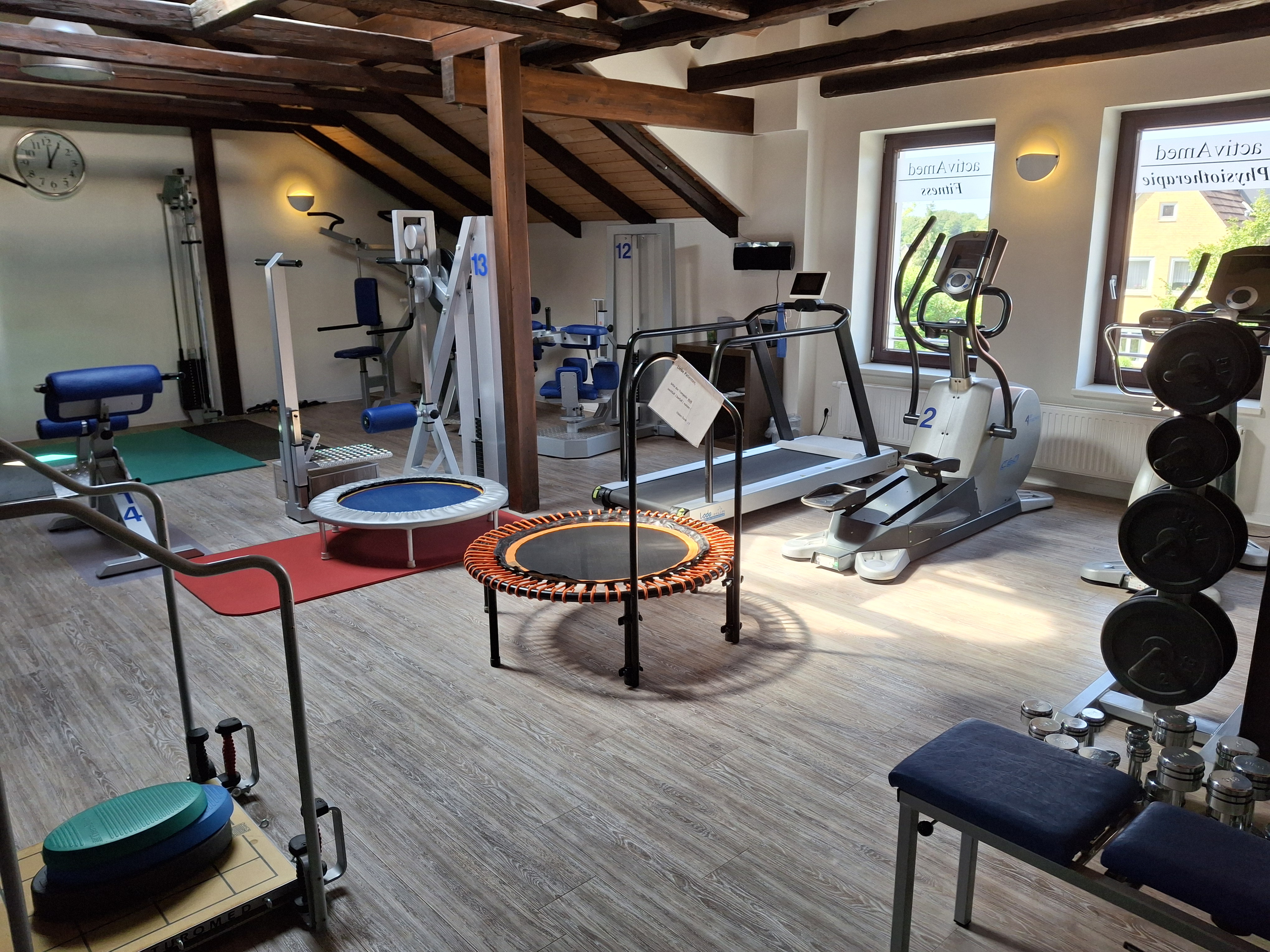 Moderner Trainingsbereich mit medizinischen Fitnessgeräten